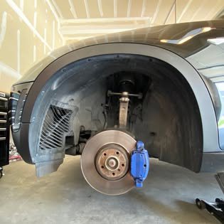 Detailed wheel well and brake caliper